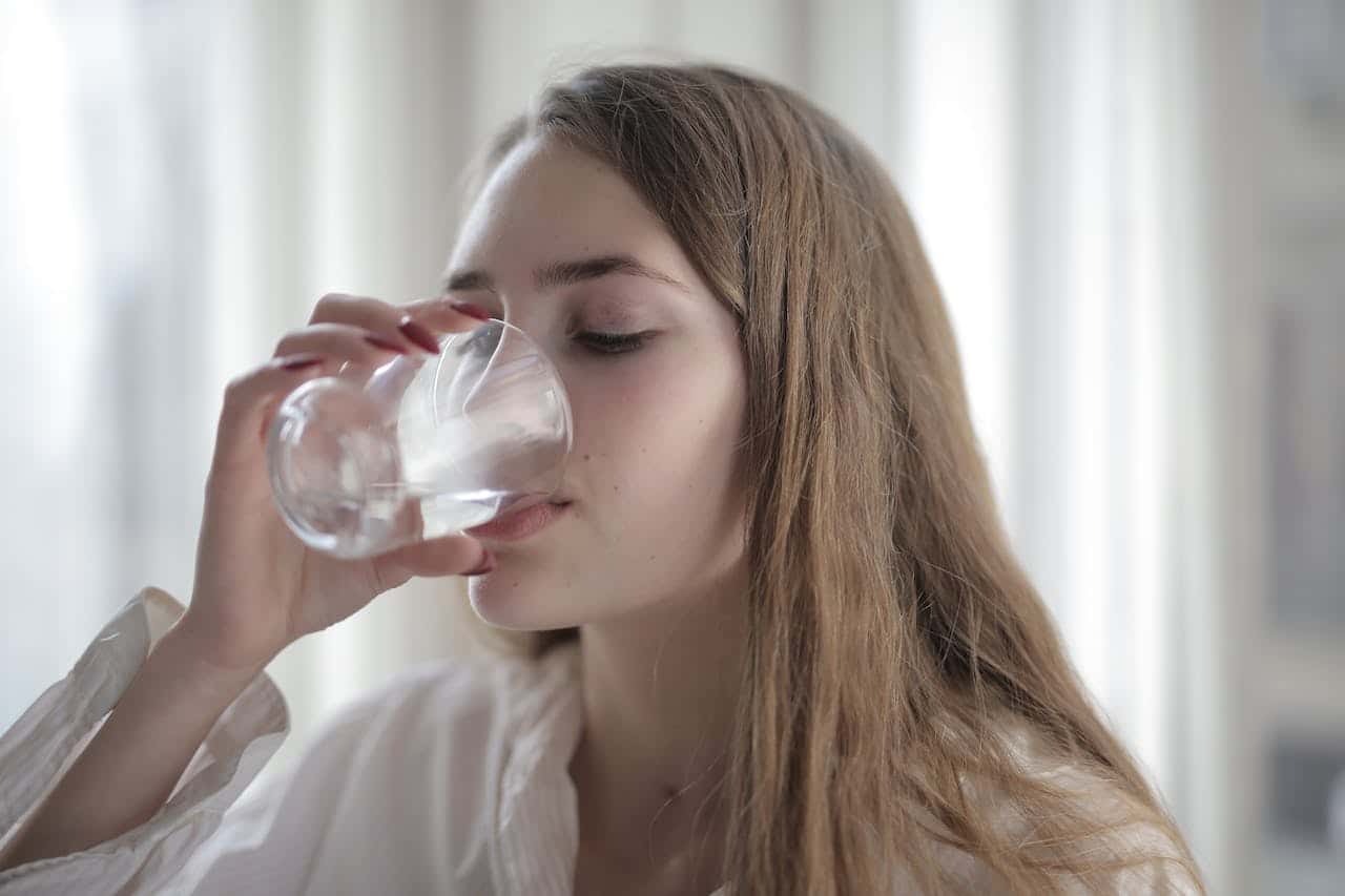 beneficios de beber agua después de levantarse